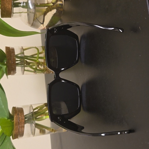Womens Gucci Sunglasses. Black with case, cleaning cloth and Box - Picture 3 of 9